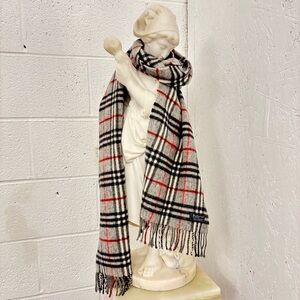 Burberry Auth. Grey 100% lambswool nova check scarf 70in.